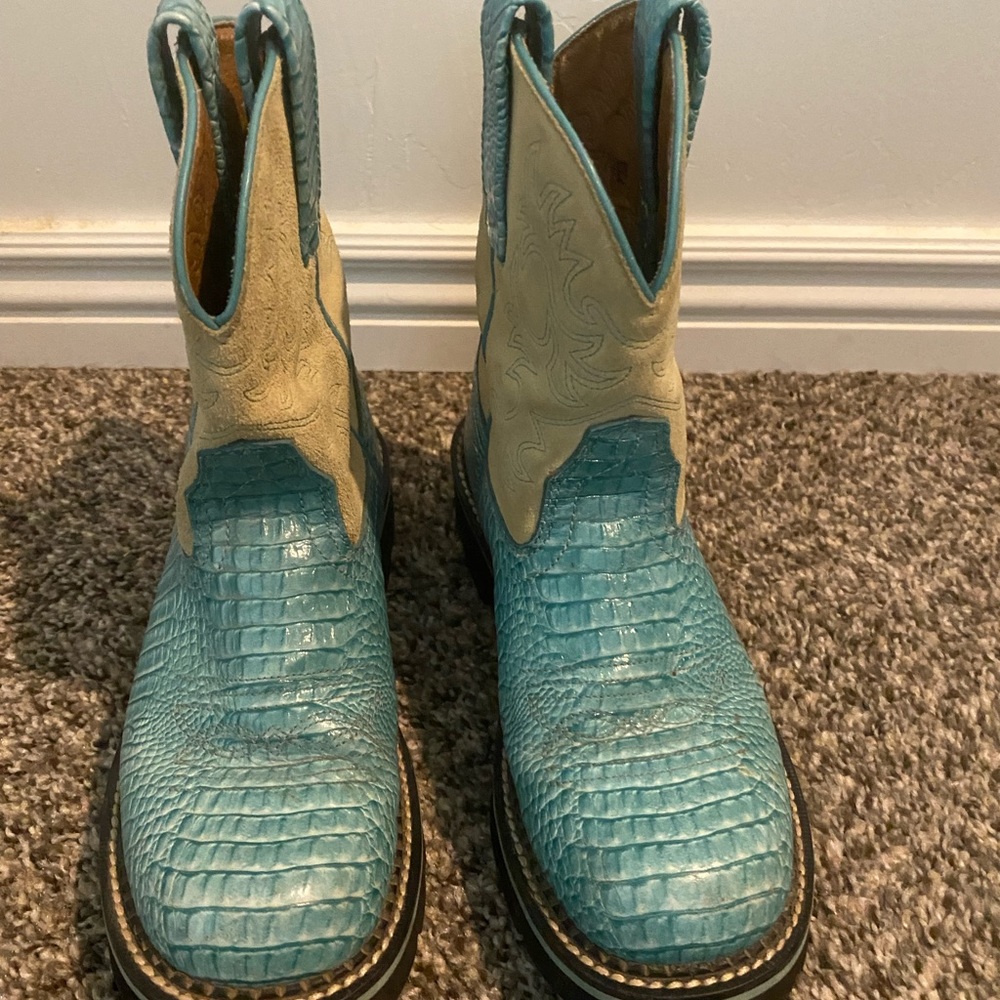 Women’s Ariat Fat babies. Turquoise bottoms.